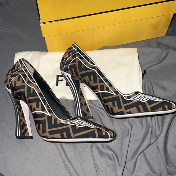 Brand New never worn FENDI square toe pumps (39) - Picture 4 of 4